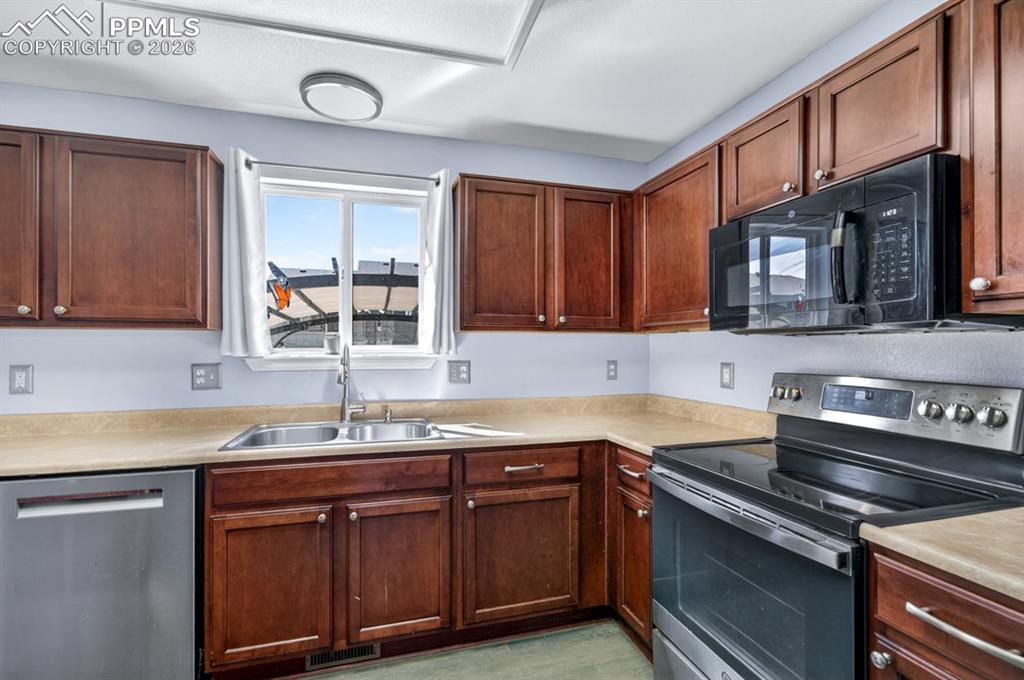 Image 16 of 49: Kitchen