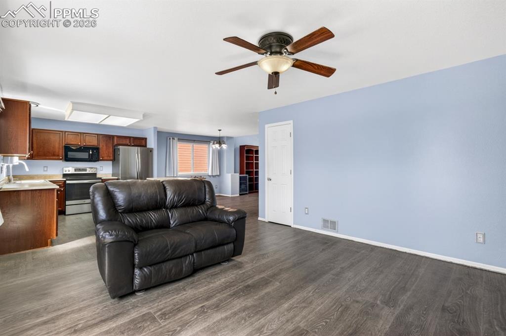 Image 18 of 49: Living Room