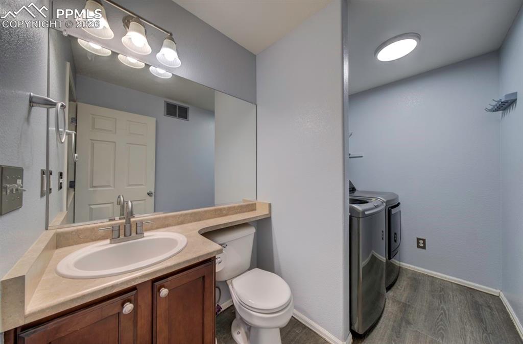 Image 20 of 49: Bathroom