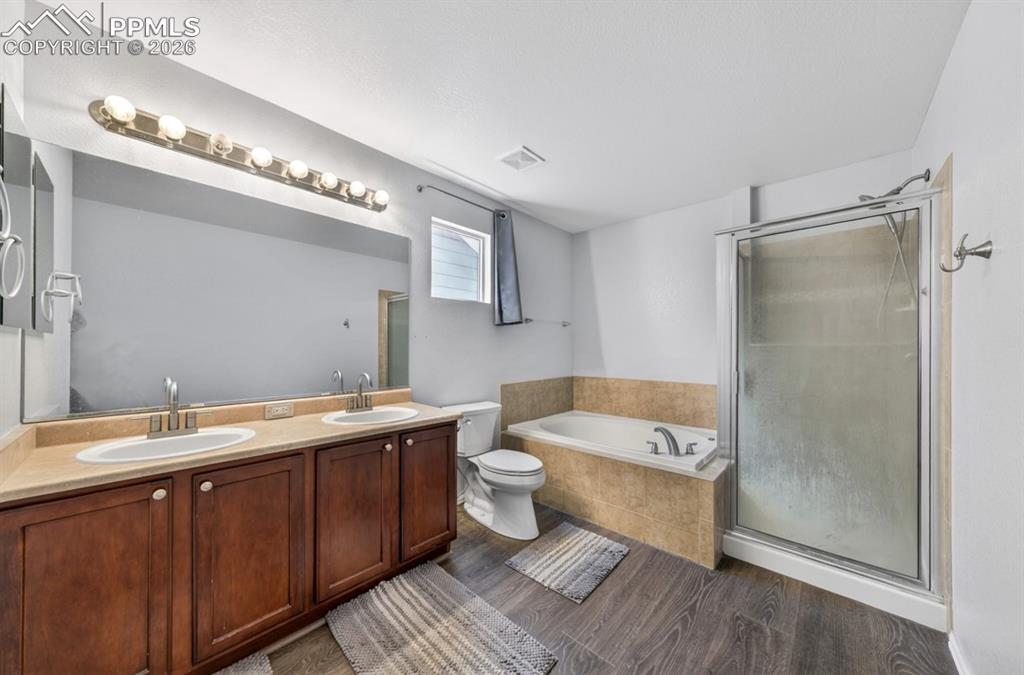 Image 28 of 49: Bathroom