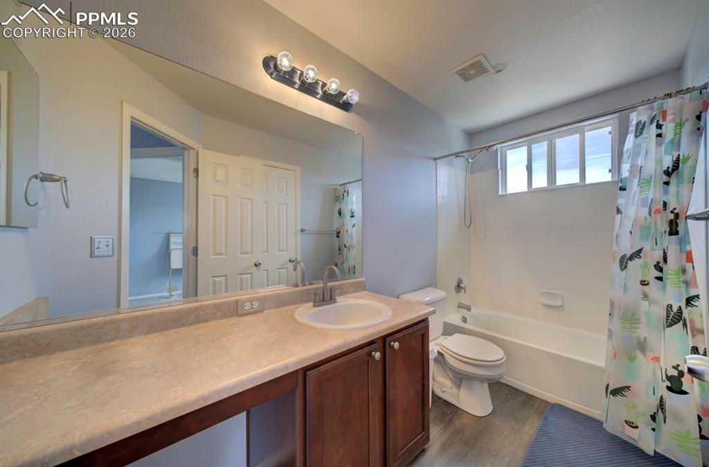 Image 34 of 49: Bathroom