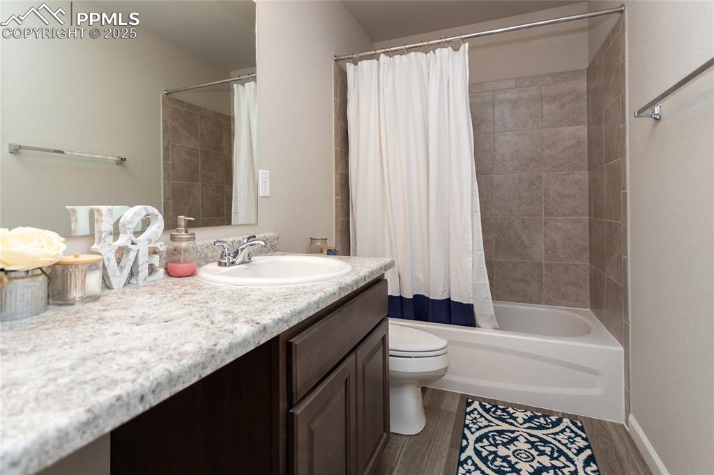 Image 34 of 47: Bathroom