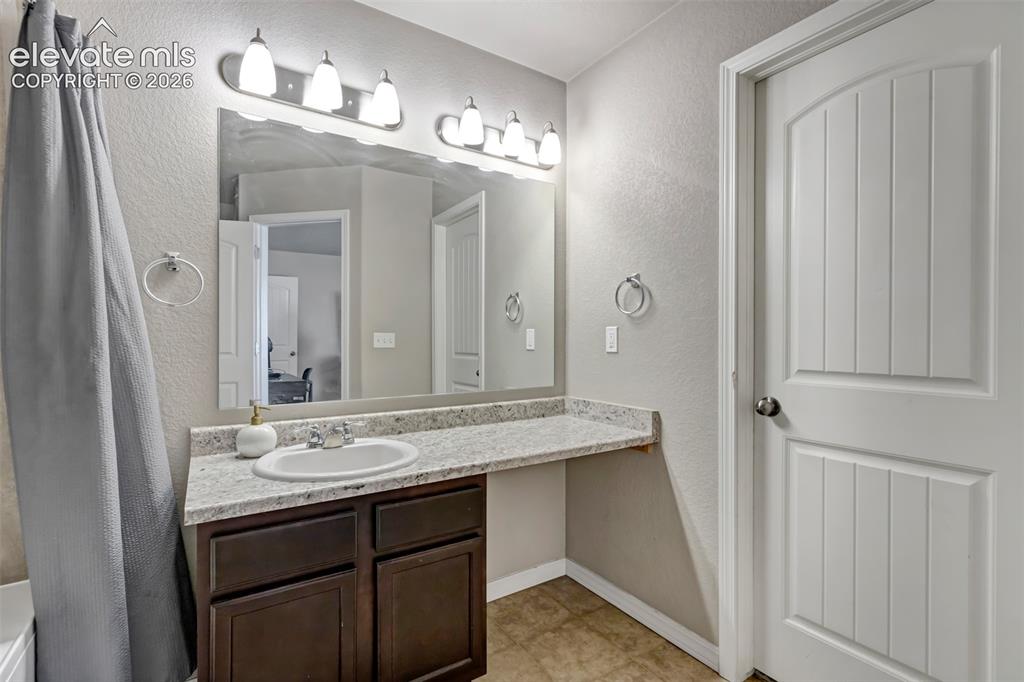 Image 33 of 48: Bathroom