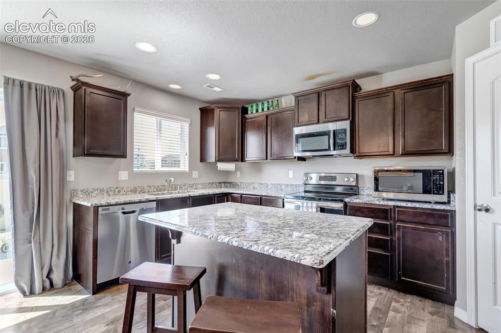 Image 40 of 48: Kitchen