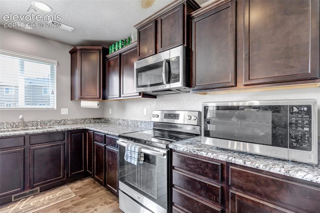 Image 41 of 48: Kitchen