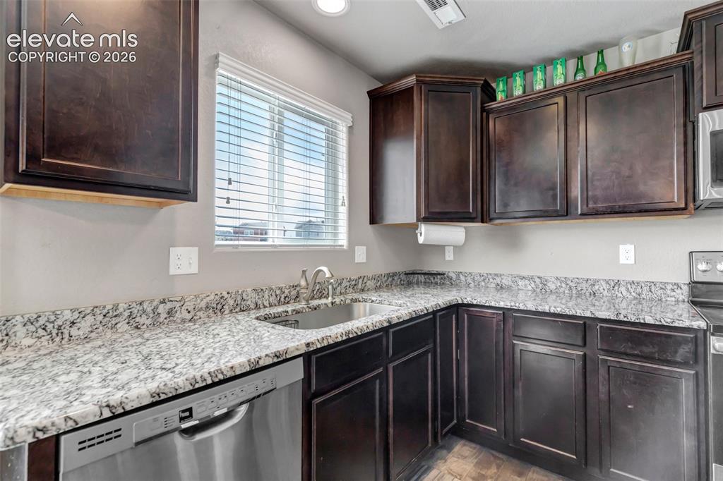 Image 42 of 48: Kitchen