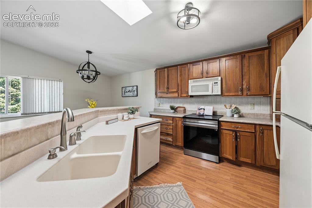 Image 11 of 46: Kitchen
