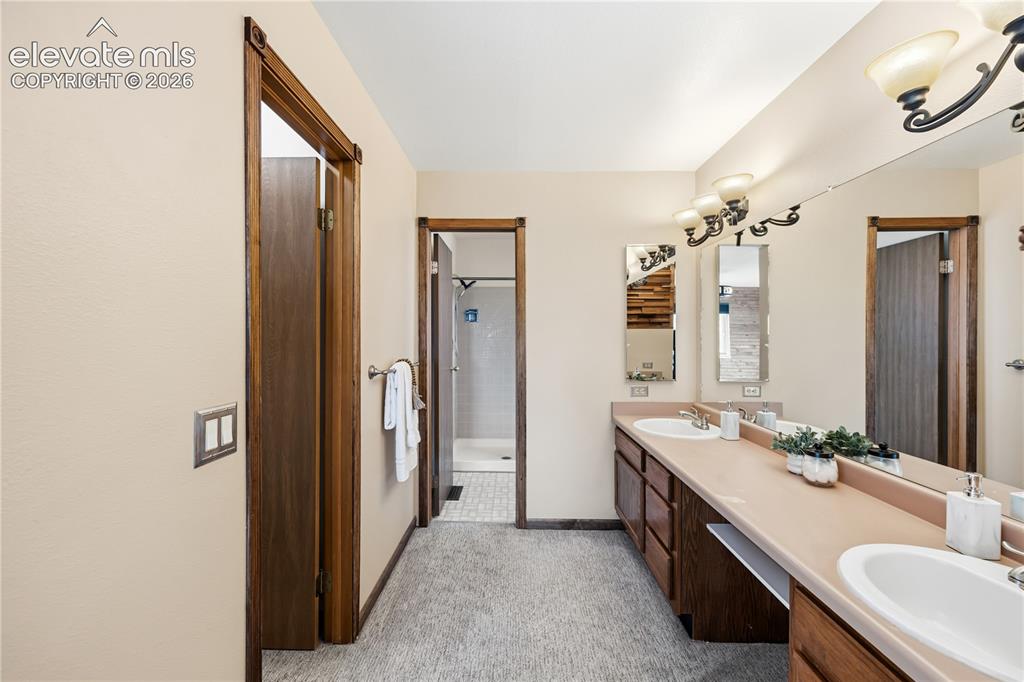 Image 17 of 46: Bathroom