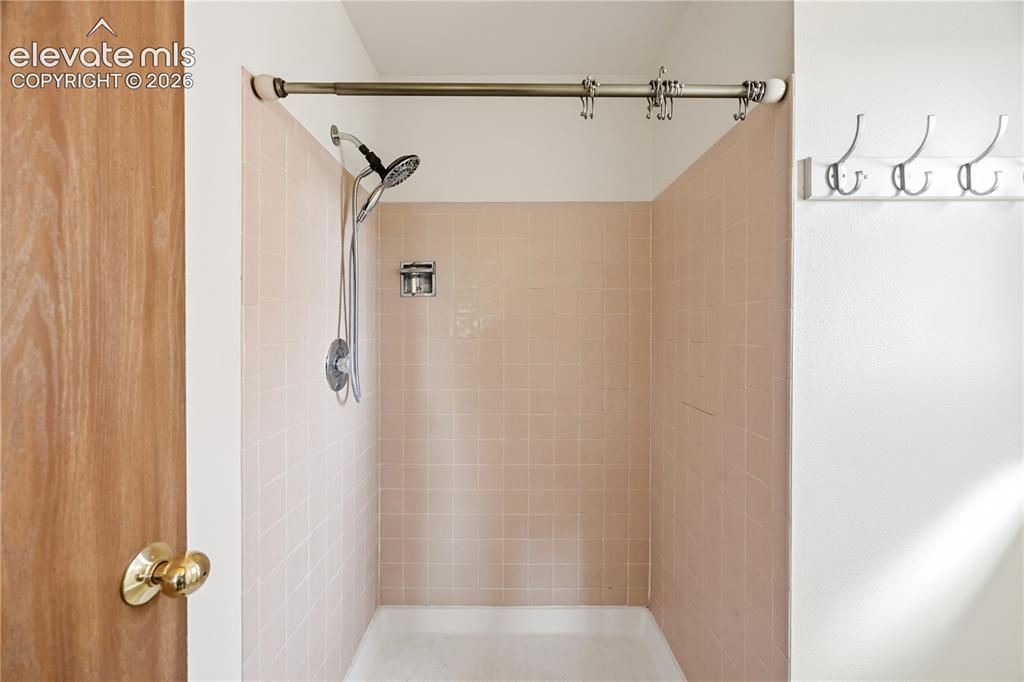 Image 18 of 46: Bathroom