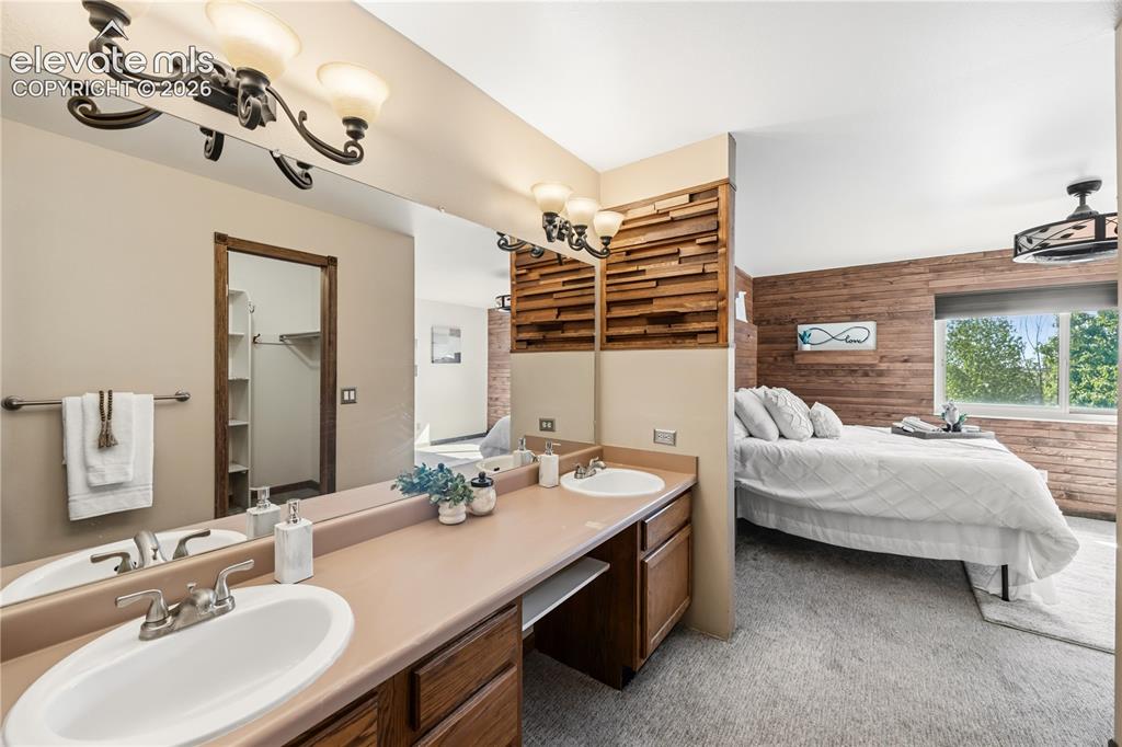 Image 19 of 46: Bathroom