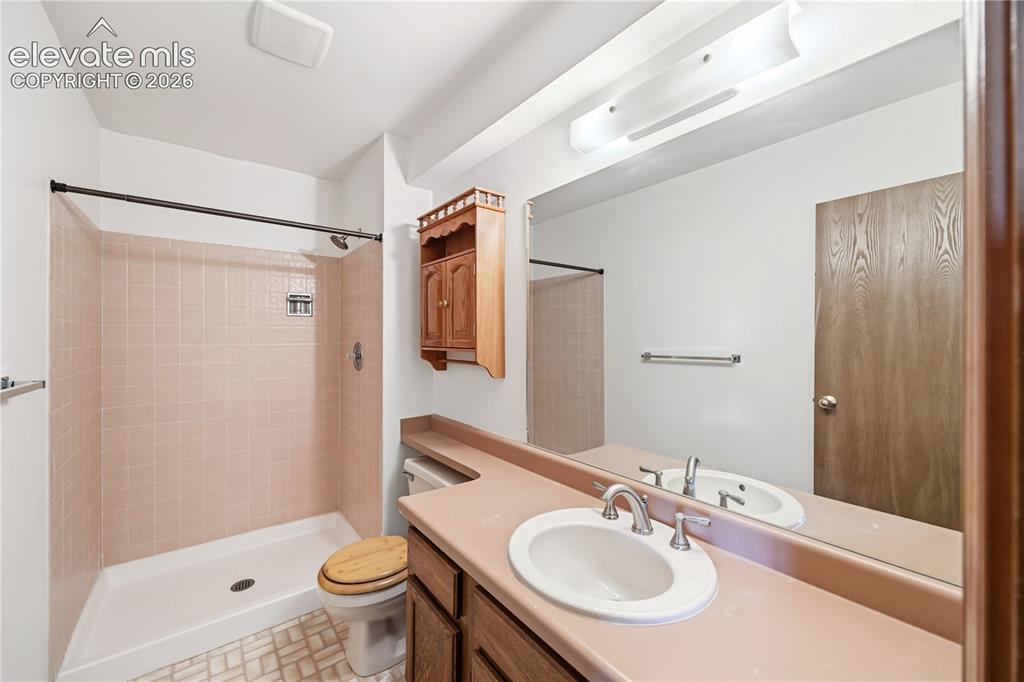 Image 35 of 46: Bathroom