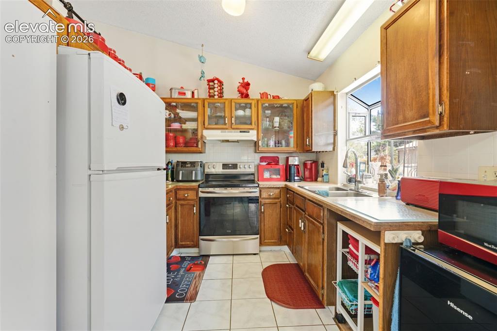 Image 8 of 33: Kitchen