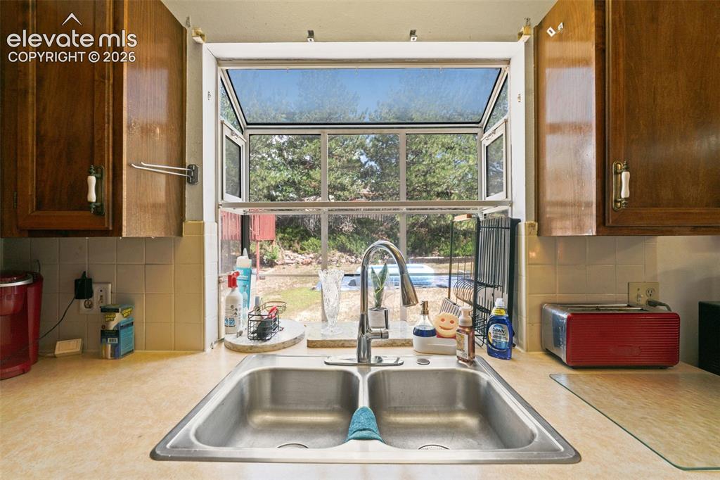 Image 9 of 33: Kitchen