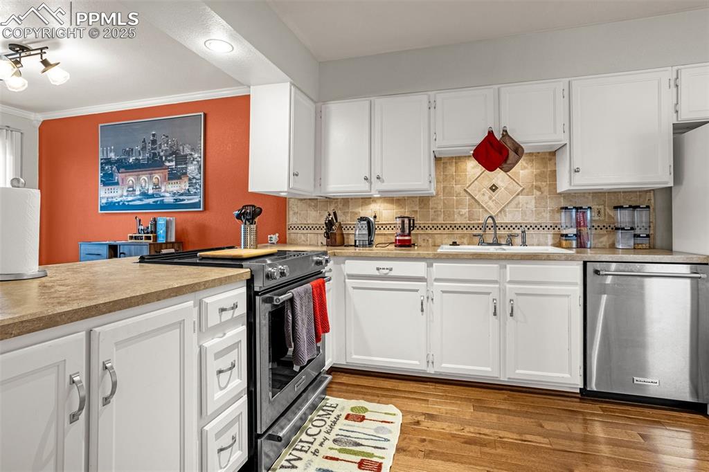 Image 10 of 37: Kitchen