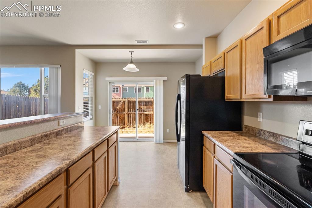 Image 14 of 48: Kitchen