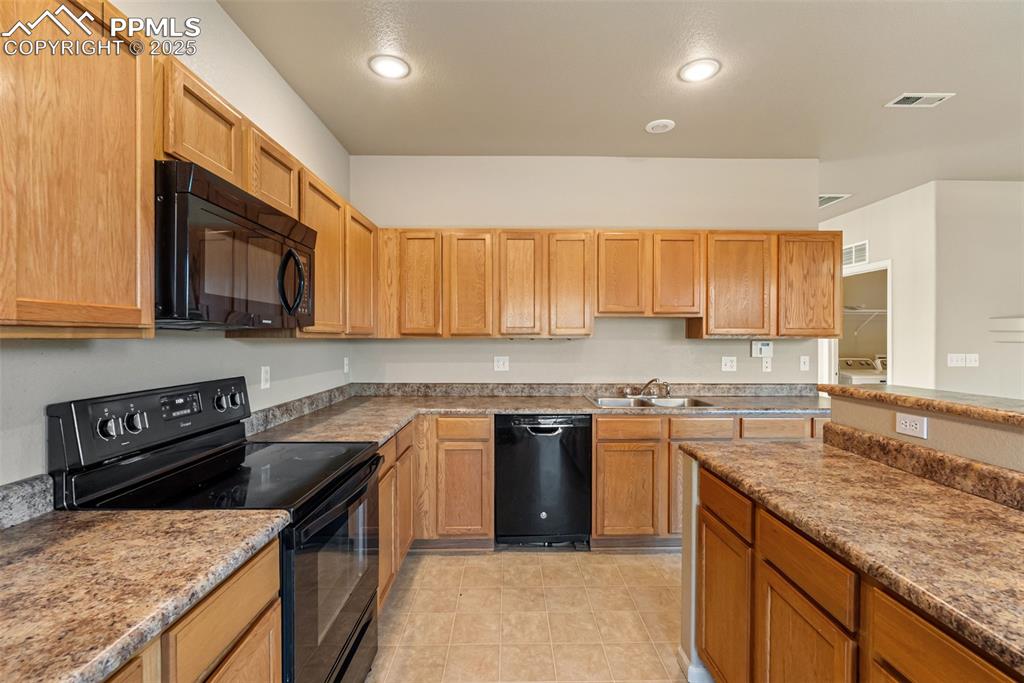 Image 15 of 48: Kitchen