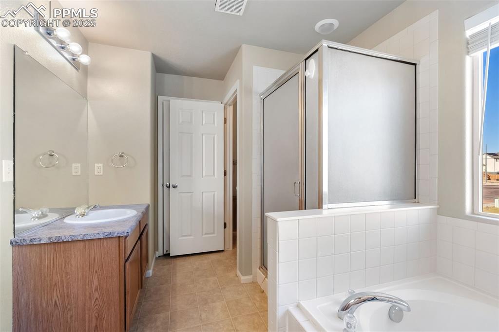 Image 28 of 48: Bathroom