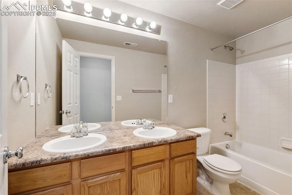 Image 32 of 48: Bathroom