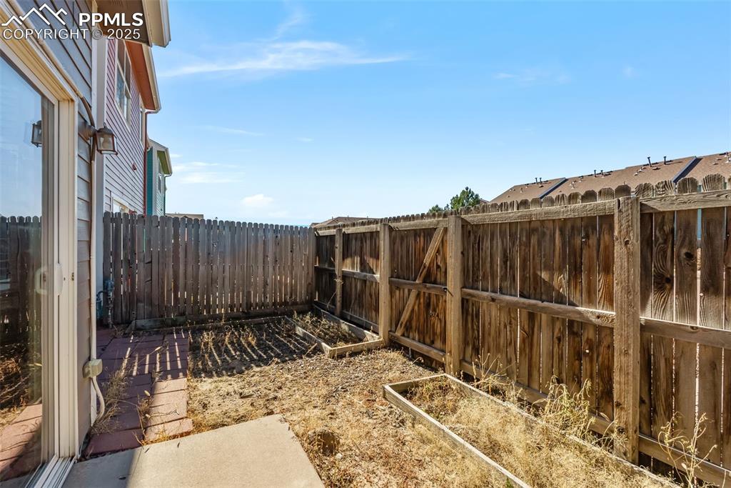 Image 35 of 48: Yard