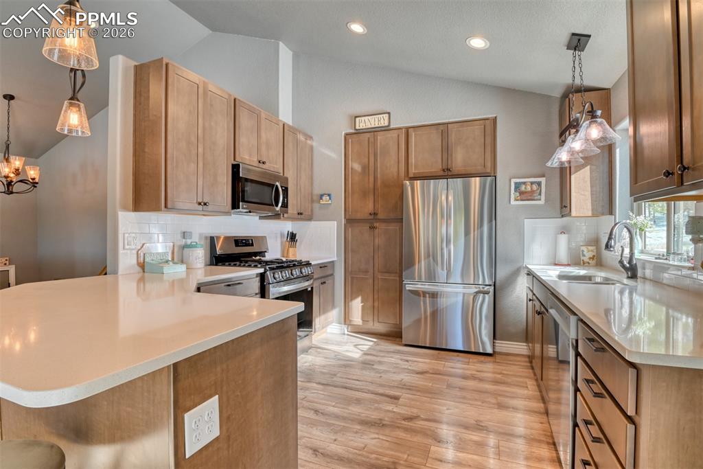 Image 11 of 46: Kitchen