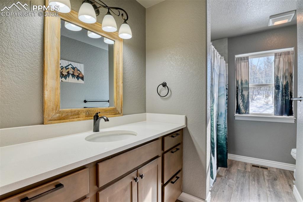 Image 22 of 46: Bathroom