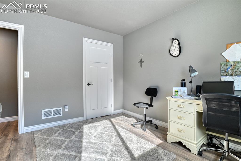 Image 25 of 46: Office