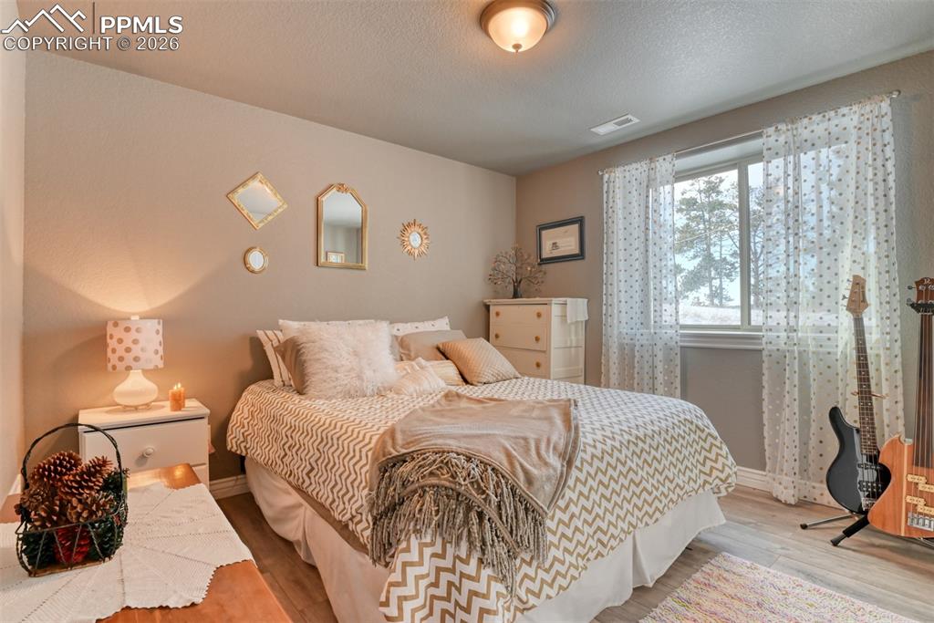 Image 31 of 46: Bedroom