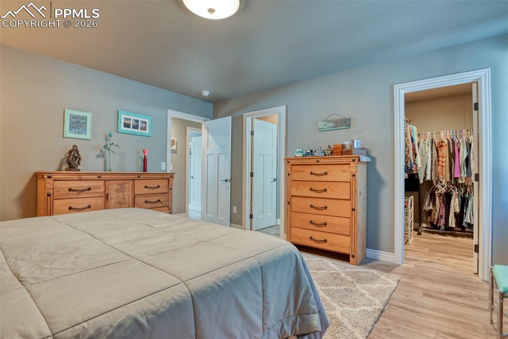 Image 32 of 46: Bedroom