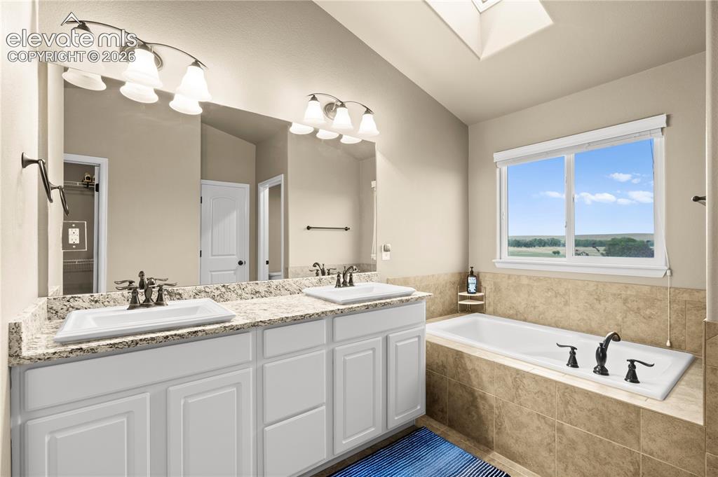 Image 15 of 41: Bathroom