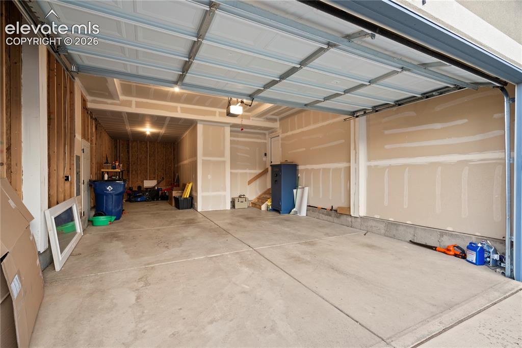 Image 29 of 41: Garage