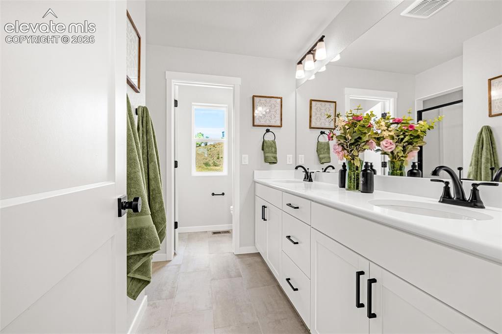 Image 19 of 34: Bathroom