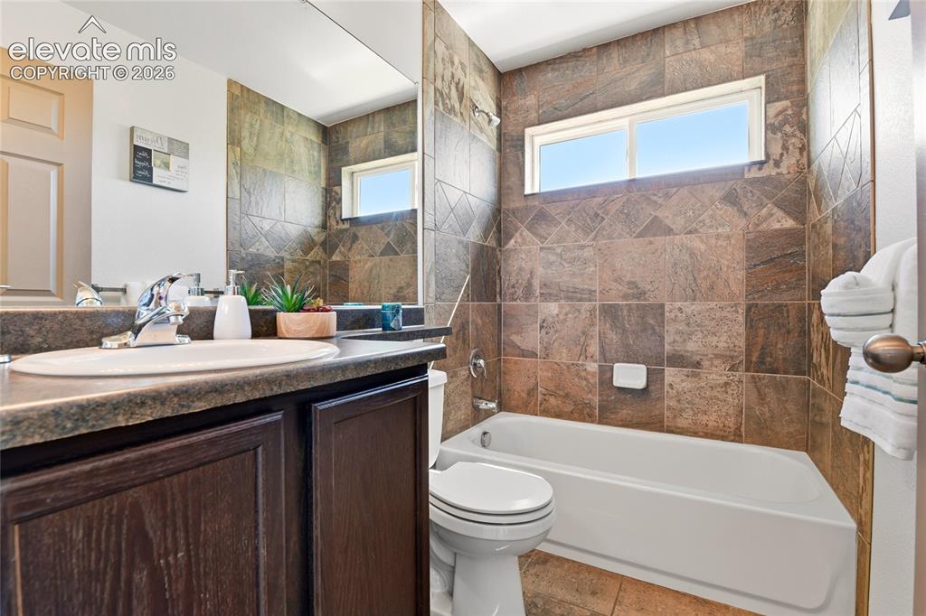 Image 18 of 30: Bathroom