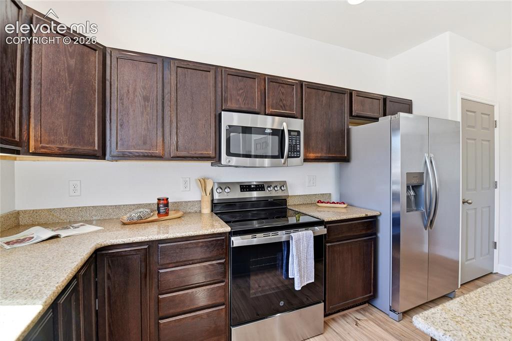 Image 9 of 30: Kitchen