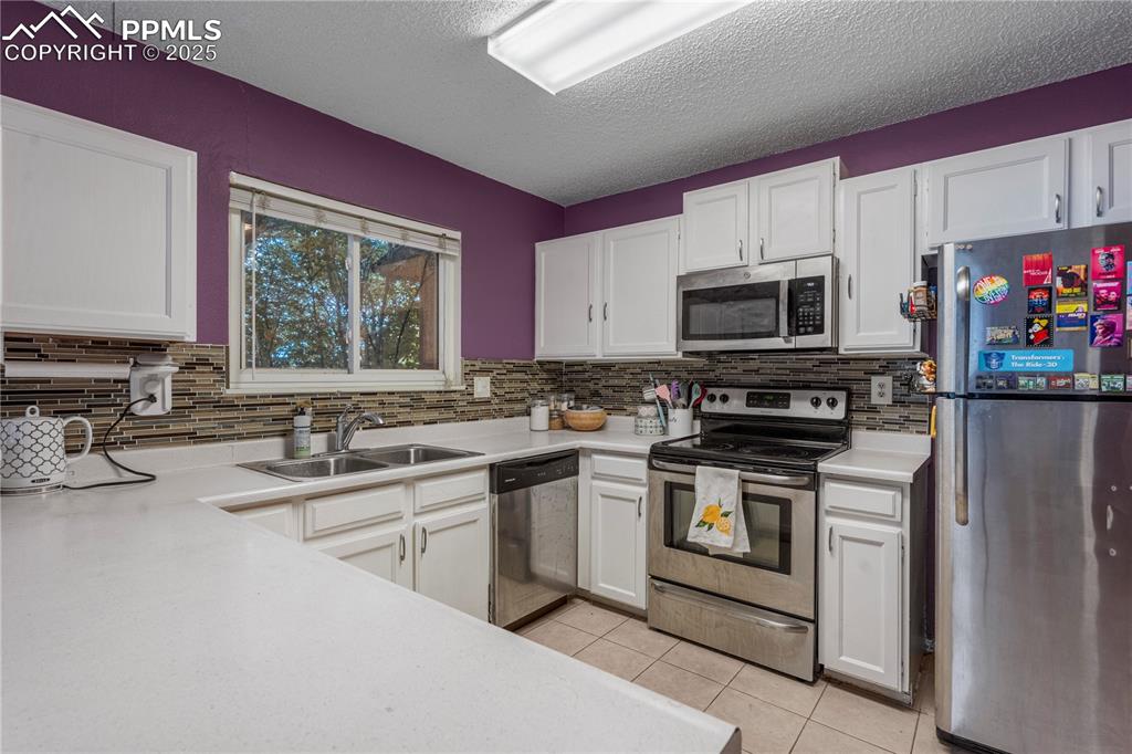 Image 10 of 30: Kitchen