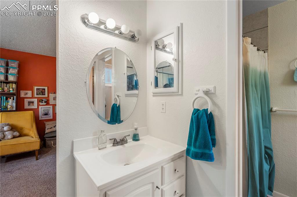 Image 17 of 30: Bathroom