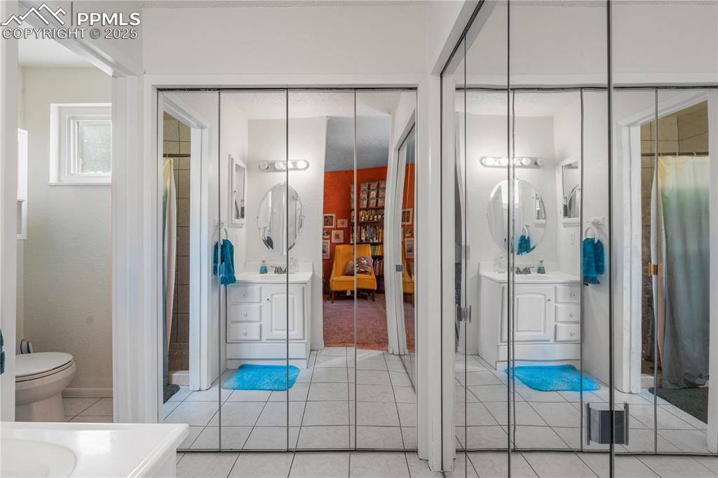 Image 18 of 30: Bathroom