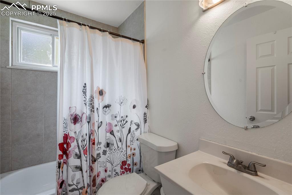 Image 23 of 30: Bathroom