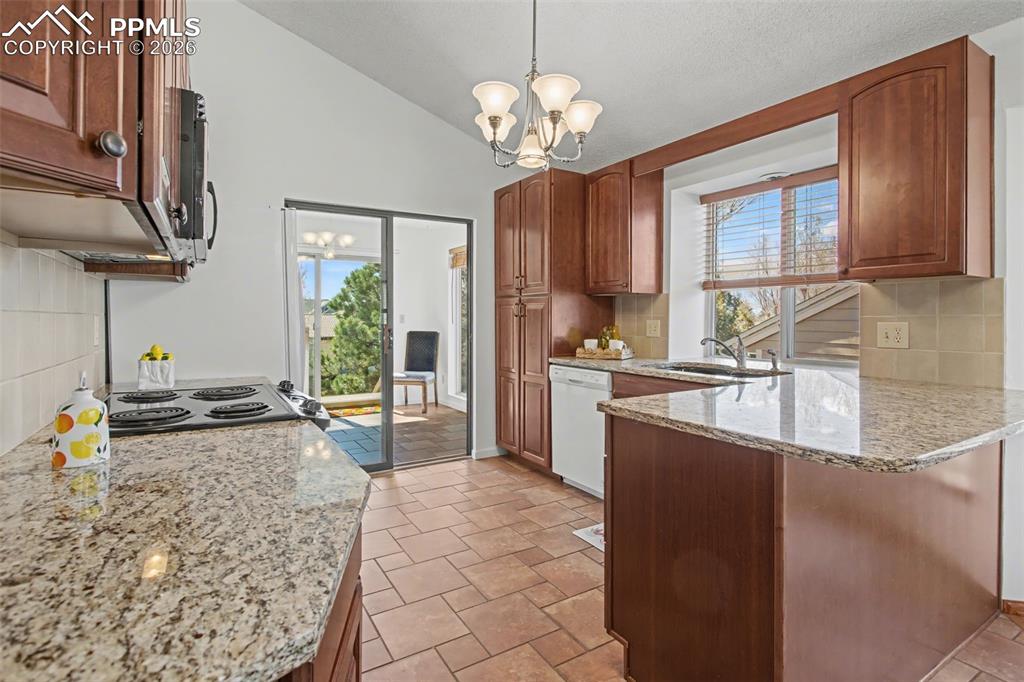 Image 10 of 41: Kitchen