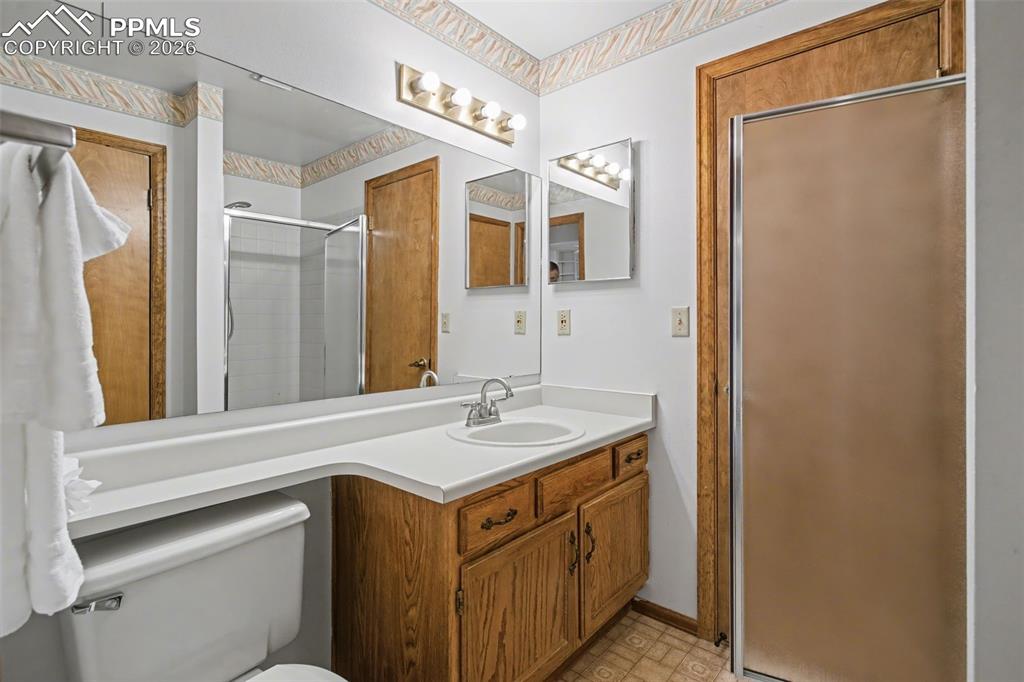 Image 23 of 41: Bathroom