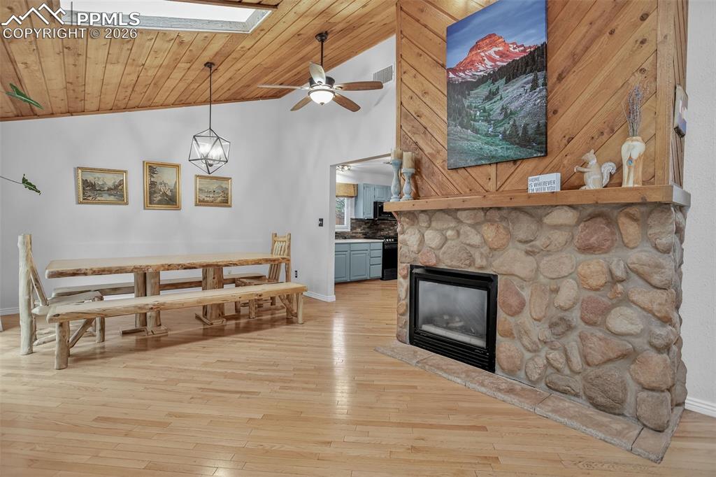 Image 12 of 38: Dining Area