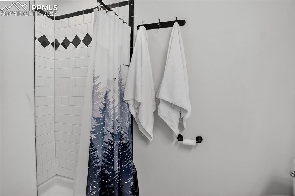 Image 18 of 38: Bathroom