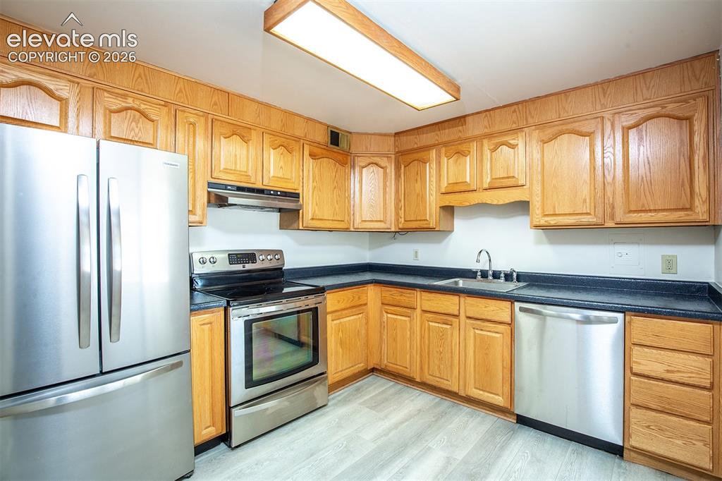 Image 14 of 33: Kitchen