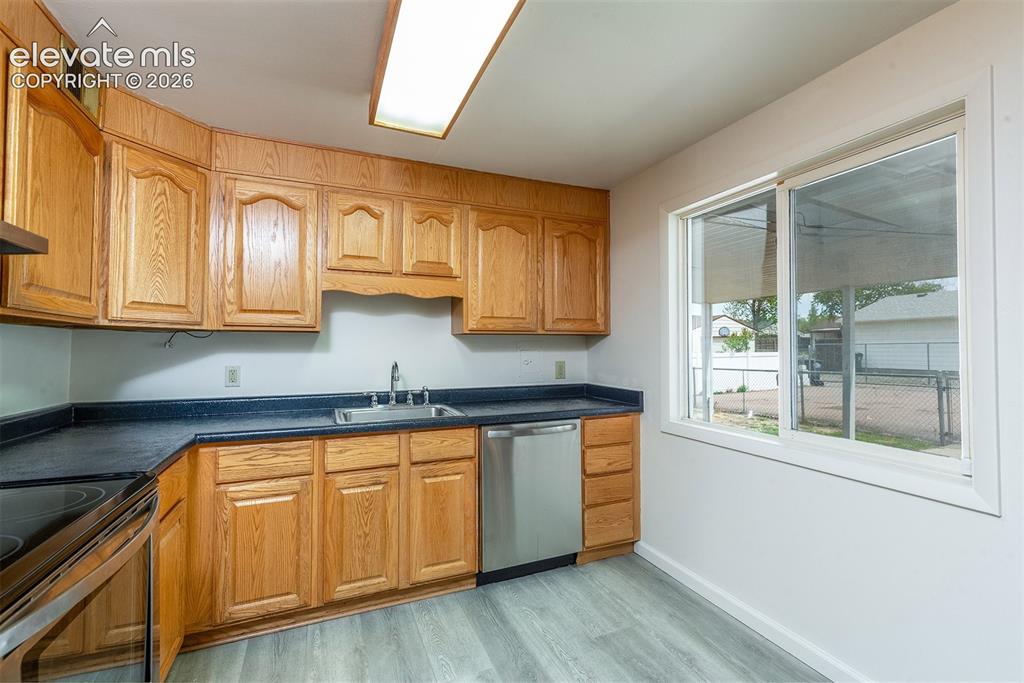 Image 15 of 33: Kitchen
