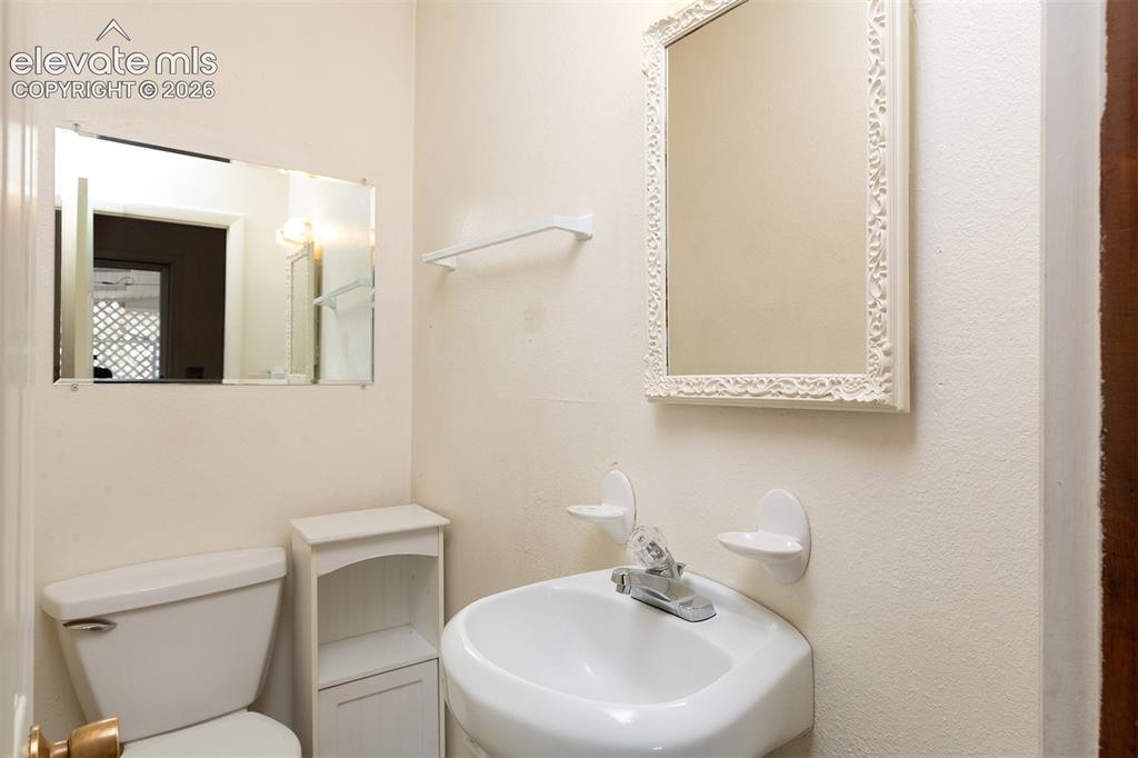 Image 19 of 33: Bathroom