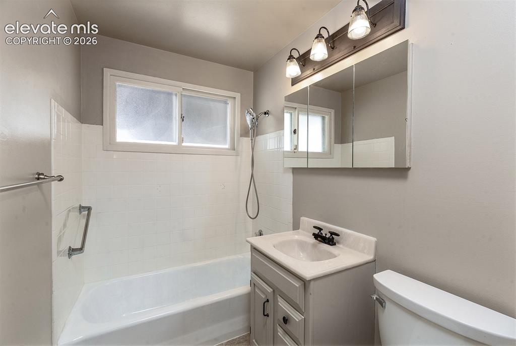 Image 25 of 33: Bathroom