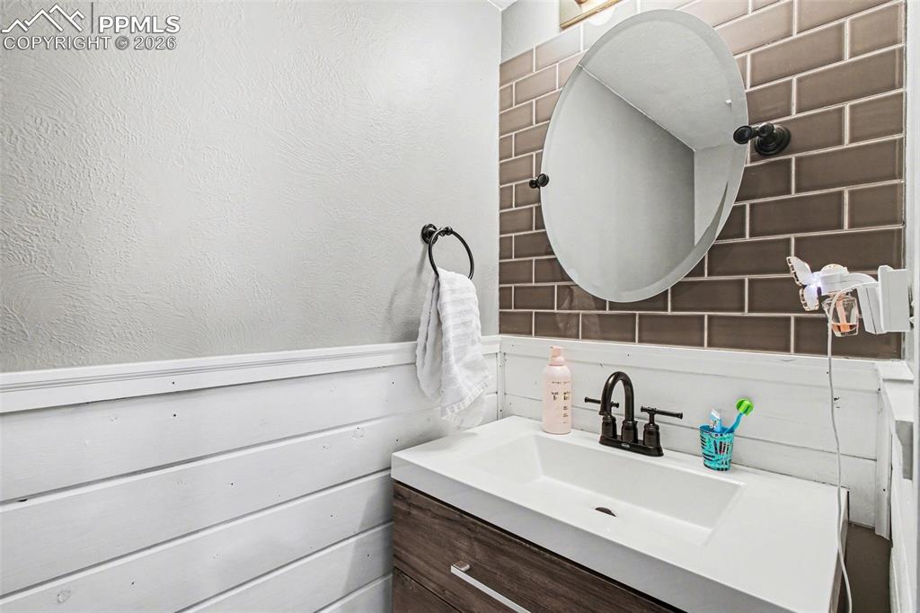 Image 10 of 24: Bathroom