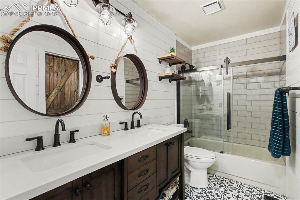 Image 13 of 24: Bathroom