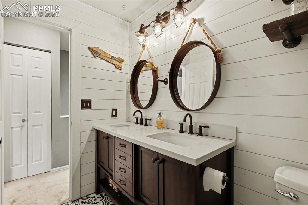 Image 14 of 24: Bathroom