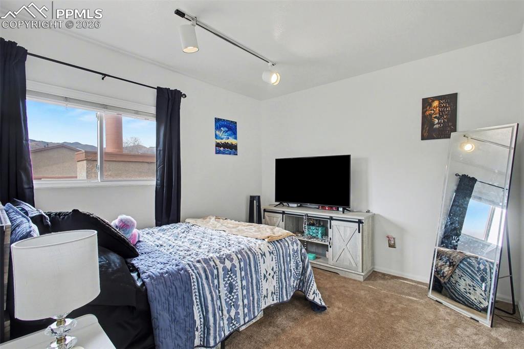 Image 15 of 24: Bedroom