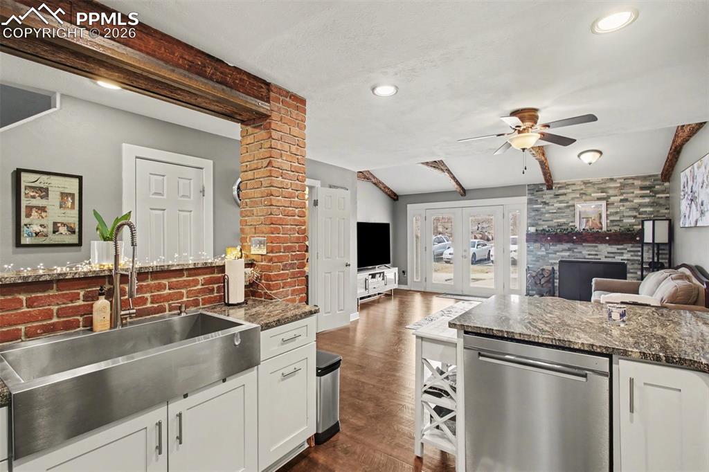 Image 4 of 24: Kitchen